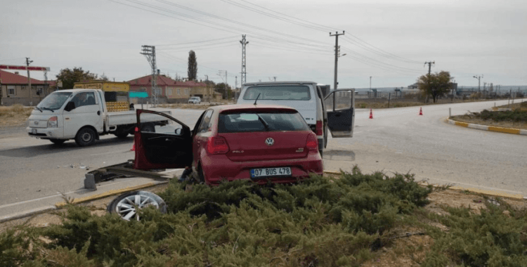 Konya'da otomobil ile minibüs çarpıştı: 2 yaralı