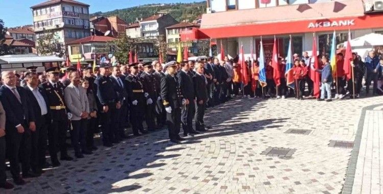 29 Ekim kutlamaları çelenk sunumu ile başladı
