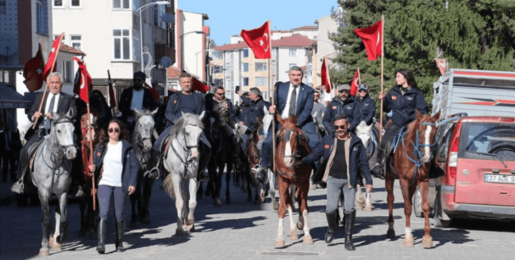 İstiklal Yolu'nu at sırtında geçtiler