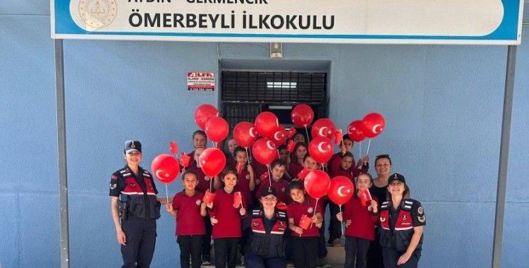 Jandarma ekipleri öğrencilerle birlikte okulu Türk bayrakları ile donattı
