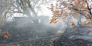 Bahçede çıkan yangın ağaçlık alana sıçramadan söndürüldü
