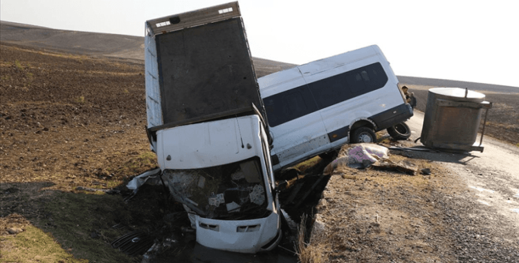 Diyarbakır'da 3 aracın karıştığı kazada, 15'i öğretmen 17 kişi yaralandı