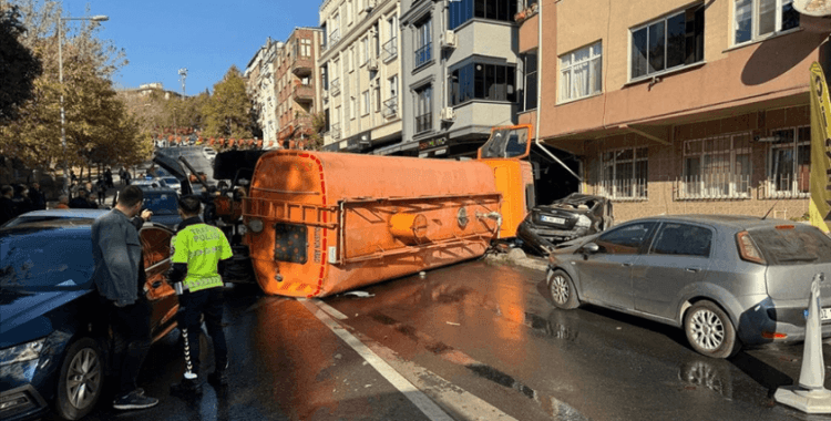 Bayrampaşa'da İBB'ye ait yol bakım aracının 8 araca çarptığı kazada 3 kişi yaralandı