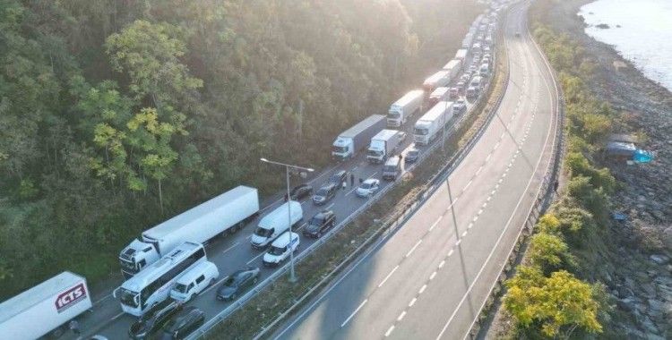 Artvin-Rize karayolu heyelan nedeniyle kapandı, uzun araç kuyrukları oluştu
