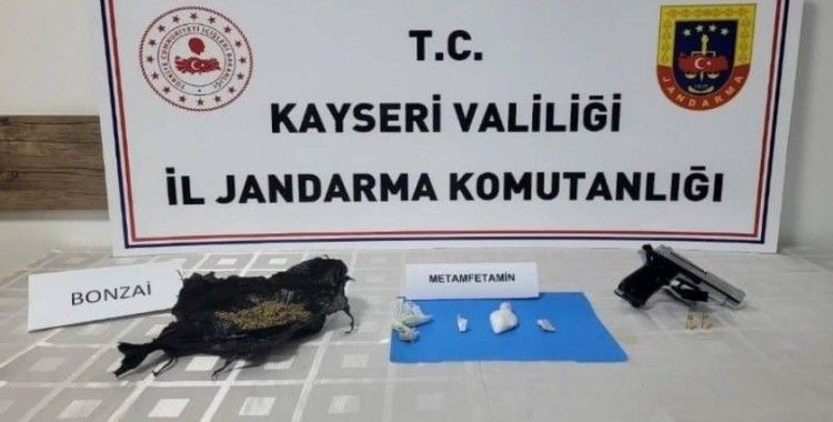 Şüphe üzerinde durdurulan araçtakilerden uyuşturucu çıktı
