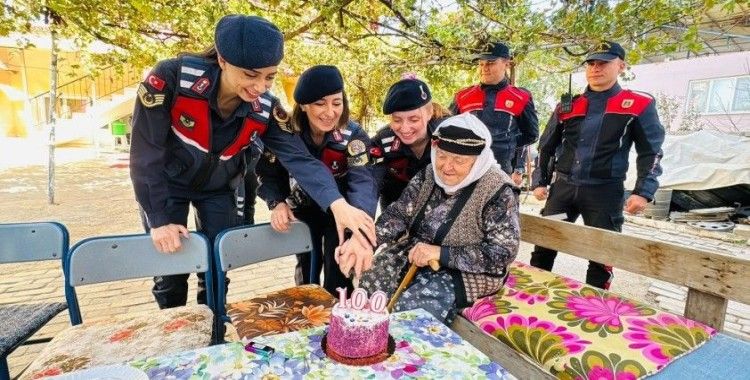 Aydın jandarmasından asırlık çınara doğum günü sürprizi
