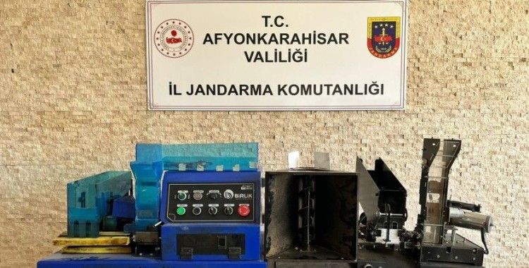 Kaçak makaron dolumu yapan makineleri satmaya çalışırken jandarmaya yakalandılar
