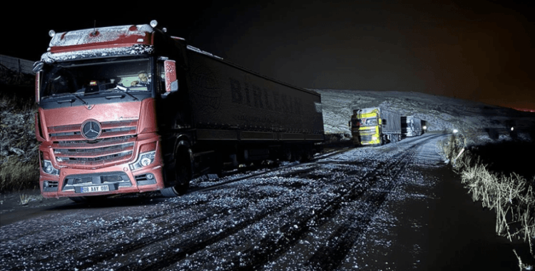 Ardahan'da kar ve buzlanma nedeniyle tırlar yolda kaldı