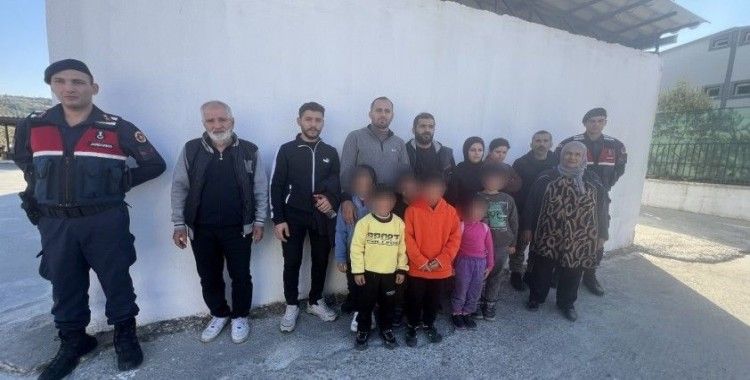 Tarlaya gizlenen 14 düzensiz göçmen yakalandı
