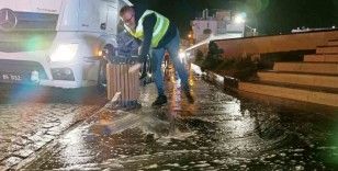 Vali Akkoyun, caddeleri köpüklü suyla yıkatarak göreve başladı
