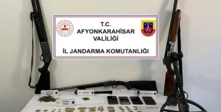 Jandarma baskın yaptığı adreslerde uyuşturucu ve tarihi eser ele geçirdi
