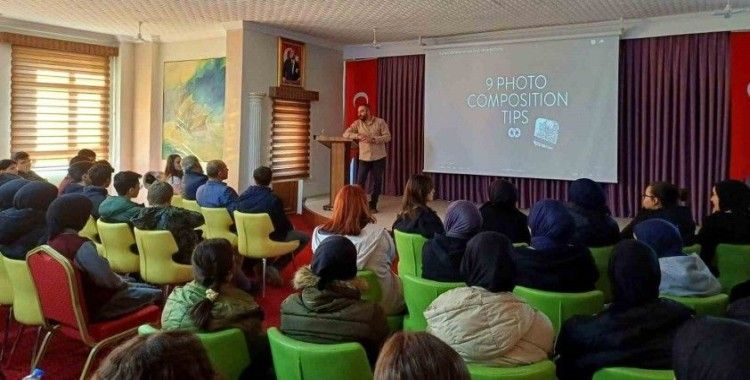 Öğrencilere fotoğrafçılık eğitimi
