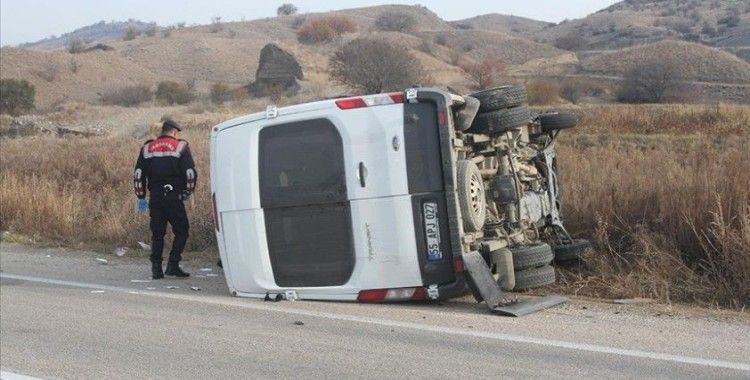 Çorum'da işçi servisi ile traktörün çarpışması sonucu 16 kişi yaralandı