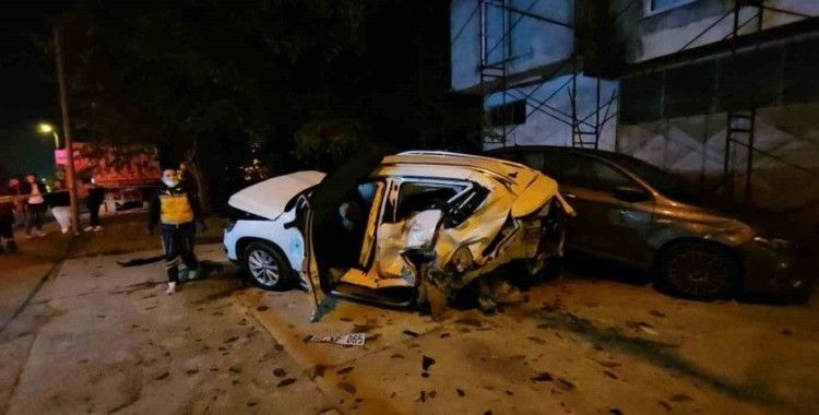 Sakarya’da ambulans ve üç aracın karıştığı zincirleme kaza kamerada: 1 ölü, 3 yaralı
