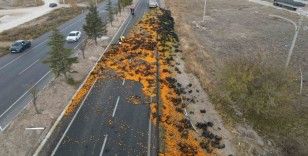 10 ton mandalina kara yolunu yarım saat ulaşıma kapattı
