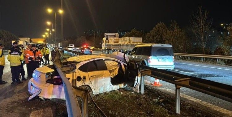 Anadolu Otoyolu'nda bariyere çarpan otomobil ulaşımı aksattı