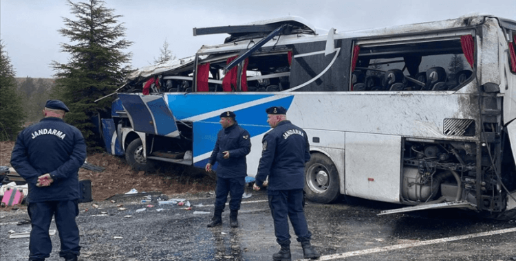 Eskişehir'de devrilen yolcu otobüsündeki 1 kişi öldü, 30 kişi yaralandı