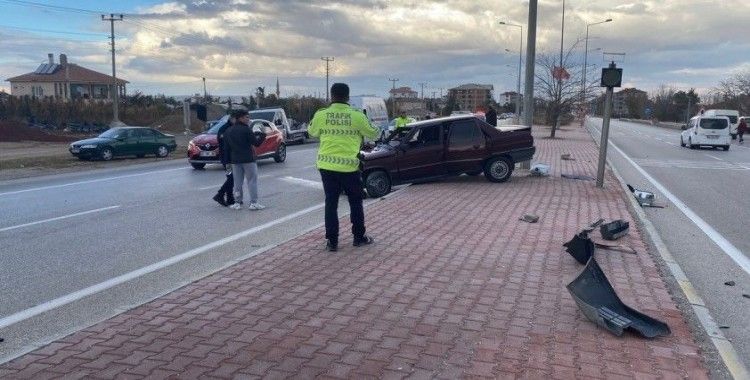 Konya'da otomobil refüjdeki direğe çarptı: 1 yaralı