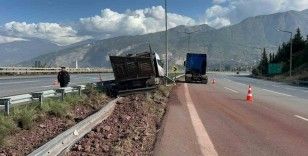 Hatay’da bariyere çarpan kamyon sürücüsü yaralandı
