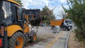 Yenişehir Belediyesi budama ve moloz atıklarını periyodik olarak topluyor
