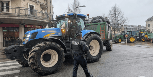 Fransa'da çiftçiler traktörleriyle Bordeaux Limanı'na erişimi engelledi