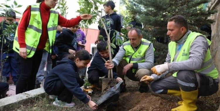 Öğrenciler, 5 bin narenciye fidanını toprakla buluşturdu
