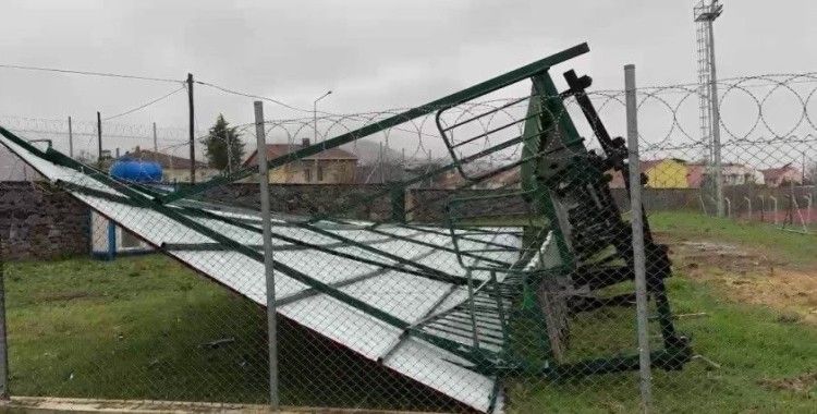 İznik İlçe Stadyumu’nda şiddetli rüzgar tribünü yıktı
