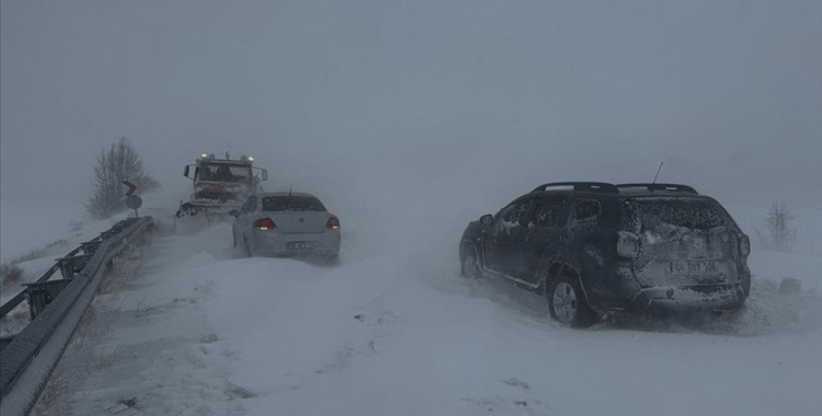 Kayseri-Sivas kara yolu yoğun kar nedeniyle ulaşıma kapandı