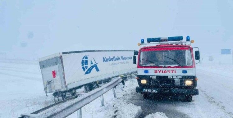 Sivas’ta kar ve kuvvetli fırtına kazayı da beraberinde getirdi: 1 yaralı
