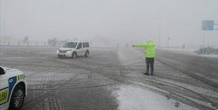 Erzincan-Sivas ile Erzincan-Gümüşhane kara yolları kar nedeniyle ulaşıma kapatıldı