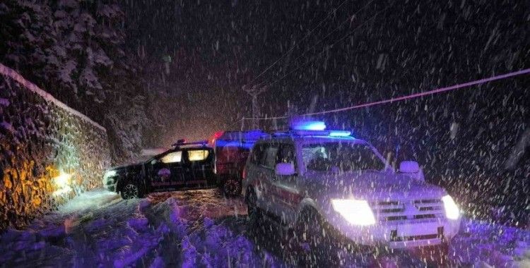 Rize’de karda kayan kamyonet dereye uçtu: 3 yaralı
