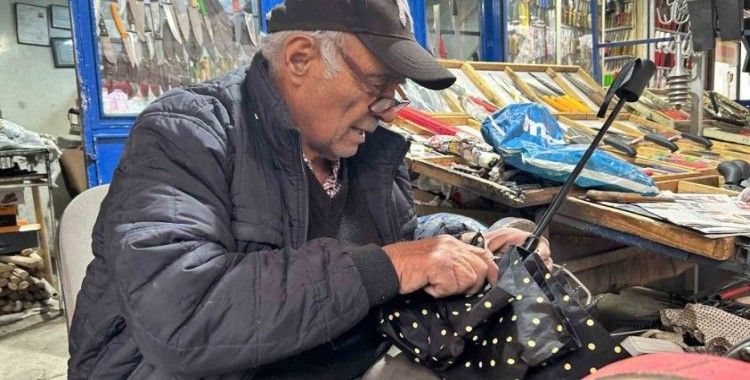 Fırtınalarda kırılan şemsiyeler tamircilerde yoğunluğa sebep oldu
