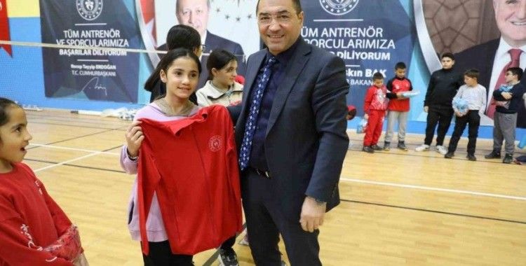 Ağrı’da sporculara eşofman takımı desteği sağlandı
