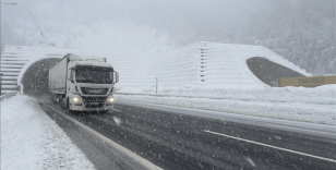 Bolu ve Düzce'de kar yağışı sürüyor