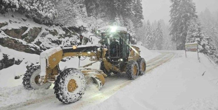 Giresun’da kar görmek için yaylalara çıkan vatandaşlar ekiplerin çalışmalarını zorlaştırıyor
