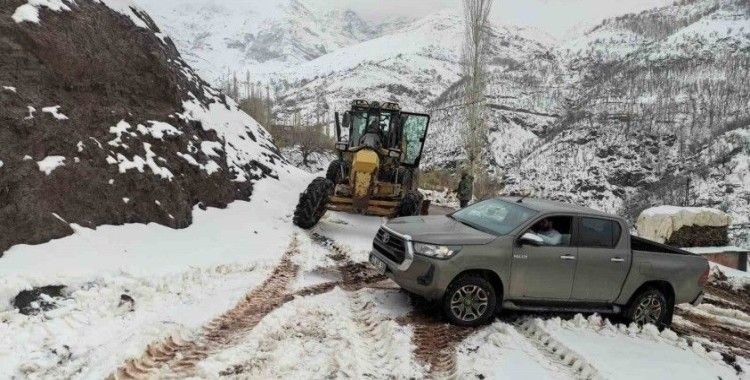 Batman’da karın geçit vermediği köy yollarında hummalı çalışmalar devam ediyor
