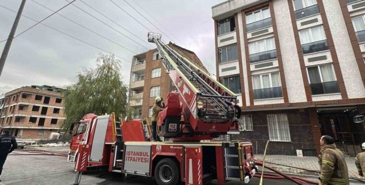 Başakşehir’de korkutan çatı yangını: Yüksek gerilim hattının altındaki binadan alevler yükseldi
