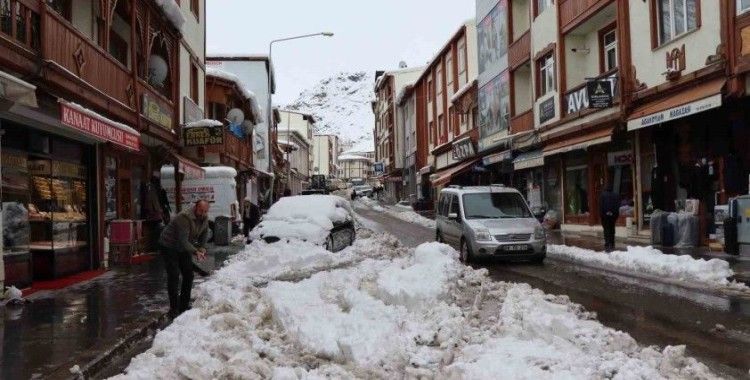 Kar yağarken bir yandan da temizleme çalışmaları devam ediyor
