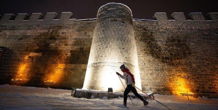 Milli sporcudan Erzurum'un tarihi yapıları arasında kayak keyfi