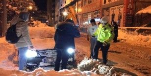 Bayburt’ta kara saplanan Mercedes marka otomobilin yardımına esnaf ve vatandaşlar yetişti
