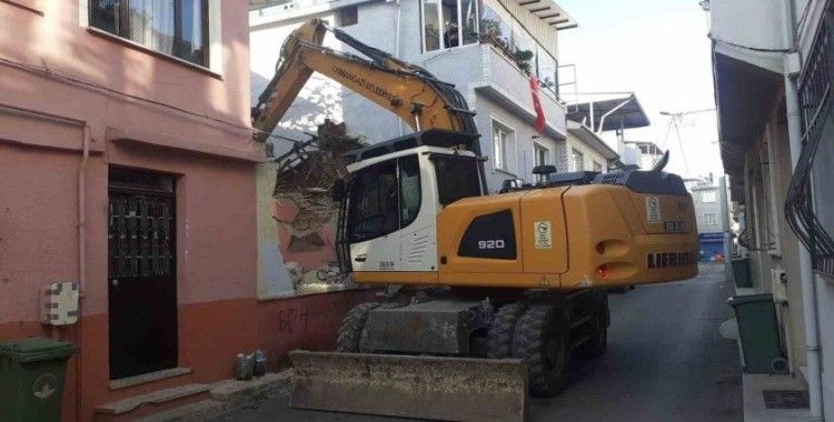 Tehlike saçan metruk bina yıkıldı
