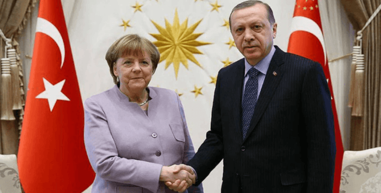 Angela Merkel: Erdoğan, 3 milyar euro karşılığında Suriyelilerin Türkiye'de kalmasını kabul etti