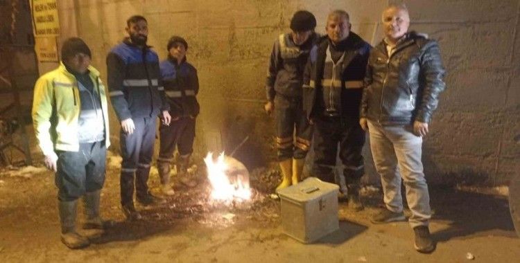 Hakkari Belediyesi Su ve Arıza ekipleri zorlu kış şartlarına meydan okuyor
