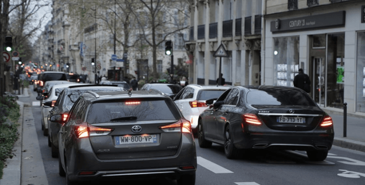 Fransa'da yüzlerce taksicinin eylemi trafikte aksamalara neden oldu