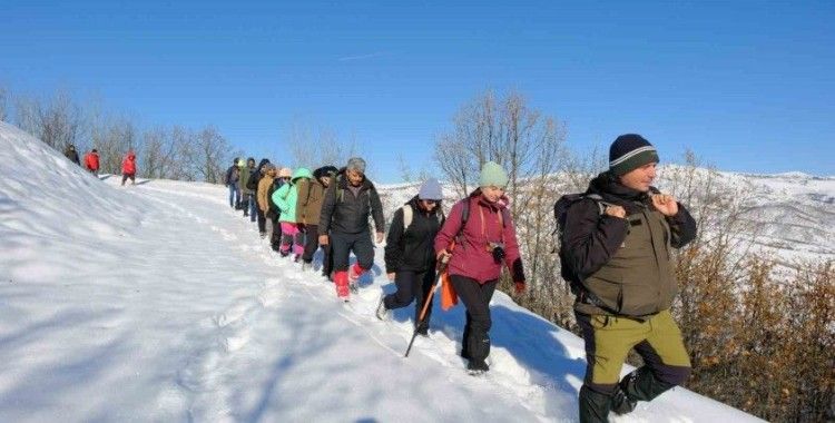 Kar manzaraları eşliğinde 12 km yürüdüler
