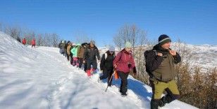 Kar manzaraları eşliğinde 12 km yürüdüler
