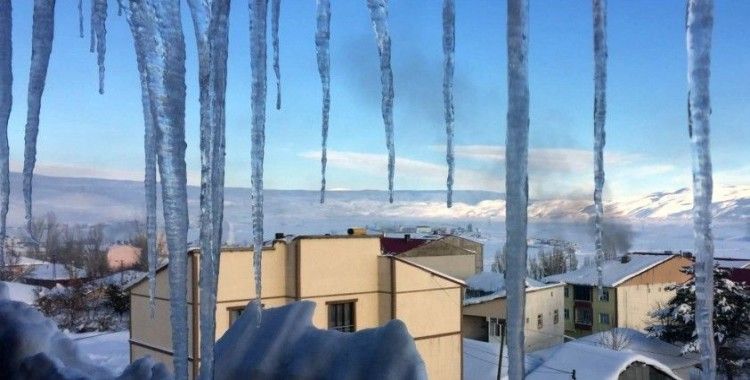 Bayburt buz tuttu; Çatı saçaklarındaki buz sarkıtları ekiplerce temizleniyor
