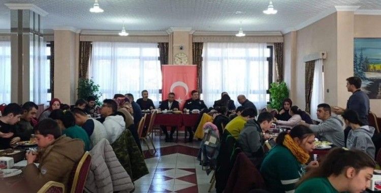 Bayburt’ta özel eğitim öğrencilerine kahvaltı programı düzenlendi
