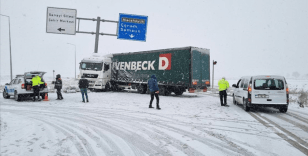 Refüje çarpan tır nedeniyle Çorum-Yozgat kara yolu 2 saat ulaşıma kapalı kaldı