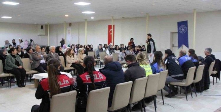 Üniversite öğrencilerine KADES tanıtıldı
